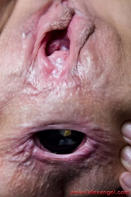 Брюнетка милфа засовывает восьмерку шариков в свою жопу, одетая в латексный наряд