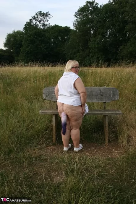 Леди средних лет Амайя Мэй обнажает свои большие сиськи, соблазняя грузчиков мебели