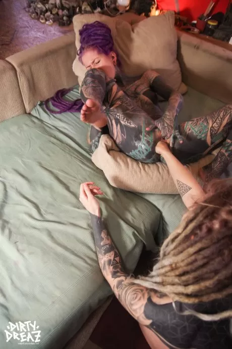 Сильно татуированная девушка получает удар кулаком в свой зи